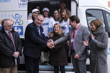 Carrefour dona un vehículo isotermo al Banco de Alimentos de Cáceres para mejorar el transporte de productos perecederos