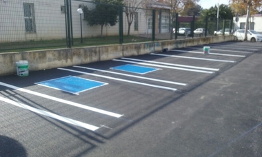 Los trabajos de pintura en el aparcamiento de Aprosuba en Mérida acabarán este jueves, si la lluvia no lo impide