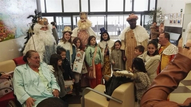 Los Reyes Magos visitan los hospitales de Mérida y Tierra de Barros de Almendralejo