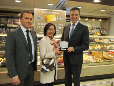 Una clienta de El Corte Inglés de Badajoz encuentra el lingote de oro valorado en 1.130 euros, en un roscón de Reyes