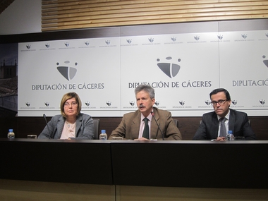 La Junta de Extremadura y las diputaciones retoman el convenio del PIEM, dotado con 2,5 millones de euros