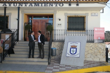 El presidente de la Diputación de Badajoz visita Manchita para interesarse por la situación del municipio