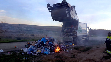 Brasas mal apagadas provocan la combustión de la basura dentro del camión en Puebla del Prior