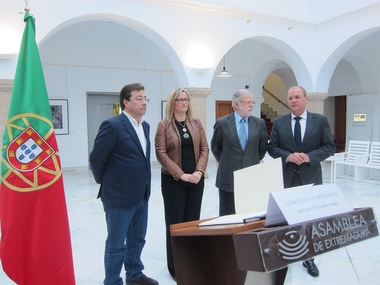 Vara, Ibarra, Monago y Blanca Martín muestran sus condolencias por la muerte de Soares en la Asamblea
