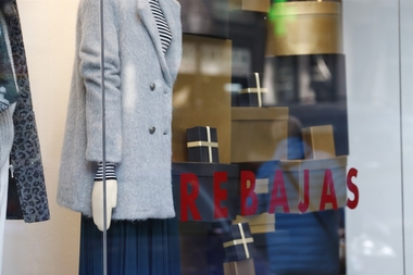 Una campaña recuerda a los compradores extremeños que las rebajas no reducen sus derechos como consumidores