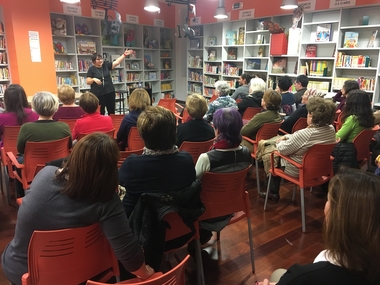 La cuentacuentos Elena Pérez presenta en Los Santos de Maimona (Badajoz) un proyecto narrativo centrado en la mujer
