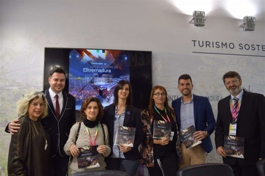  Los 24 festivales de artes escénicas de Extremadura se promocionan en un folleto