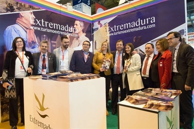 Fernández Vara visita el espacio LGTB extremeño en Fitur durante la jornada inaugural del certamen