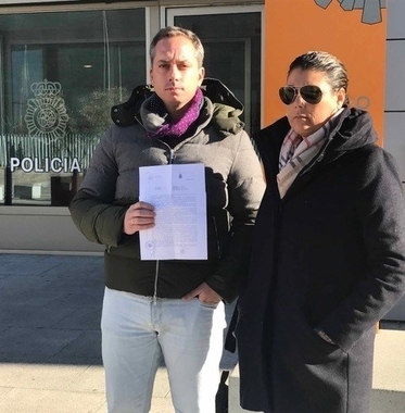  Denuncia en Mérida a un individuo por desear la muerte de dos menores que posaban con un trofeo de caza