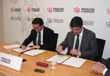 La Diputación de Badajoz y la FEMP firman el convenio Ágora, plataforma de trabajo on line para entidades de recaudación tributaria