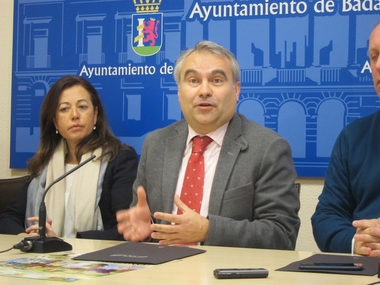 El alcalde de Badajoz destaca la importancia de convertir la N-432 en autovía, pero su ''primera prioridad'' es el tren