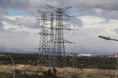 El precio de la electricidad caerá este sábado hasta 61,42 euros por MWh, un 33% menos que los máximos marcados
