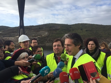 De la Serna señala que el viaducto sobre el río Almonte es 