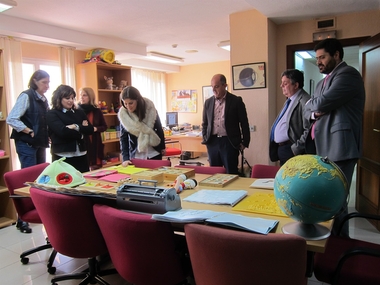 La portavoz de la Junta realiza una visita guiada a la Delegación Territorial de la ONCE en Extremadura