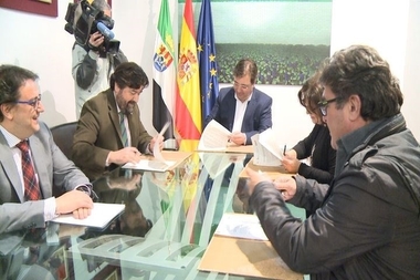 Junta y agentes sociales pactan las bases de la Ley de Sanidad que blindará la sanidad pública con un porcentaje del PIB