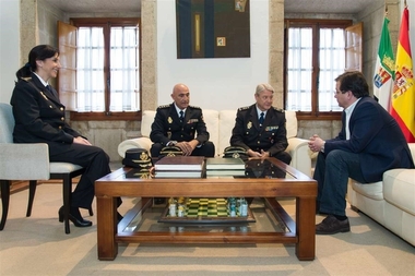 Fernández Vara recibe al jefe superior de la Policía Nacional en la región y a los nuevos comisarios de Badajoz y Mérida
