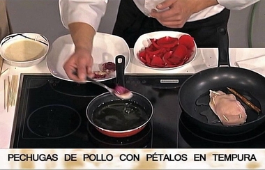 Pechugas de pollo rellenas y pétalos de rosas en tempura San Valentín 