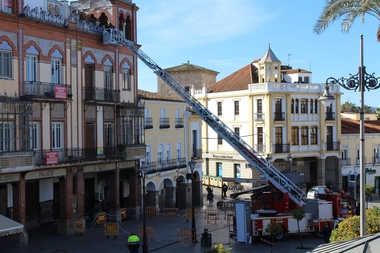 El Ayuntamiento de Mérida y bomberos inician la retirada de los pináculos del Palacio de la China de la capital regional