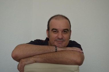 El autor Enrique Trigueros presenta su poemario 'Parresía' en El Corte Inglés de Badajoz