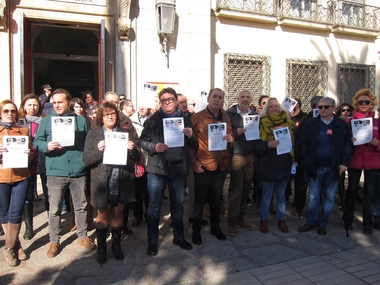 Un centenar de personas se concentra en Badajoz para reclamar un empleo y salarios 
