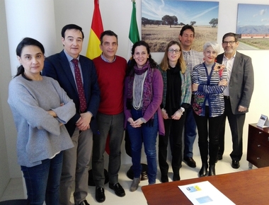 La Junta extremeña y Apamex se reúnen para promover la adaptación de puestos de trabajo para personas con discapacidad