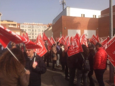 CCOO y UGT se concentran ante la Creex en Badajoz para 