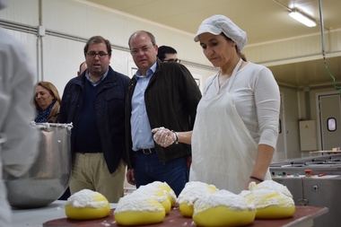Monago alaba el papel de las empresas extremeñas como 