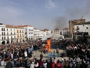 Cientos de cacereños asisten en Cáceres a la quema del 'Pelele' con la que comienza el Carnaval