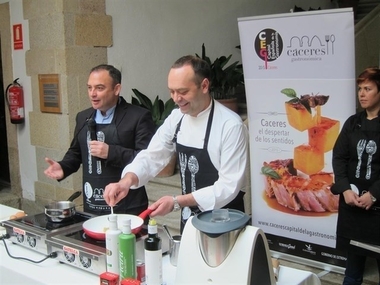 Malpartida de Cáceres galardona al chef José Pizarro y a la comparsa 'Turbopié' en la I Gala de la Patatera