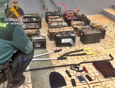 Cinco detenidos por robar una veintena de baterías de vehículos pesados en una explotación agrícola de Mérida