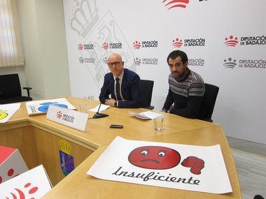 Quintana de la Serena (Badajoz) impulsa una campaña de reciclaje con 'emoticonos' o fotografías de muebles mal depositad
