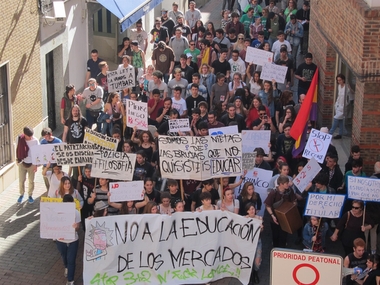 Más de un centenar de estudiantes protesta en Mérida contra la Lomce y los recortes en materia educativa
