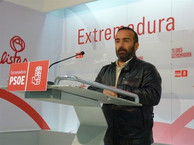El portavoz del PSOE extremeño dice que las primarias 