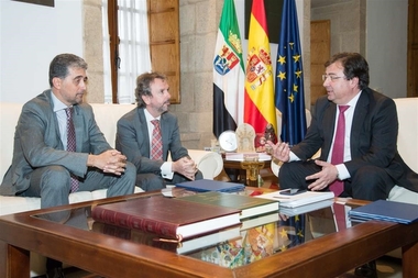 Fernández Vara recibe al director general de Air Liquide Home Healthcare IBERIA