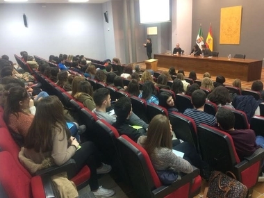 Unas jornadas en Cáceres evidencian los problemas que tienen los enfermos con VIH para acceder al mercado laboral