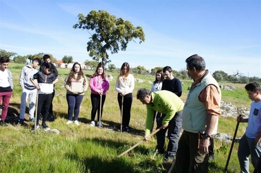 Medio centenar de jóvenes de Mérida participa en una sesión del programa de voluntariado ambiental Plantabosques