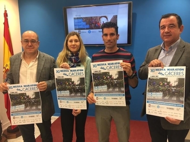 Más de 1.000 corredores se dan cita este domingo en la XI Media Maratón de Cáceres