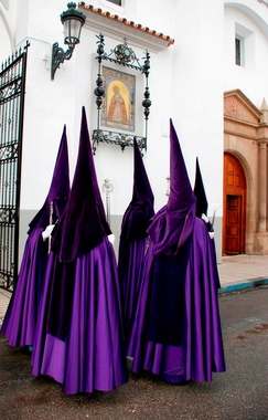 El fotógrafo Miguel Ángel Rodríguez Plaza expone en Badajoz imágenes en las que interpreta la Semana Santa pacense