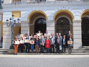 Un centenar de personas guarda en Badajoz un minuto de silencio por la última víctima de violencia de género