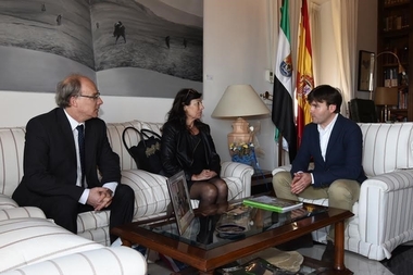 El cónsul francés se ofrece a la Diputación de Cáceres para poner en marcha actividades culturales