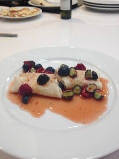 Crepes de avena con cremoso de queso, frutos rojos, miel y zumito de naranja