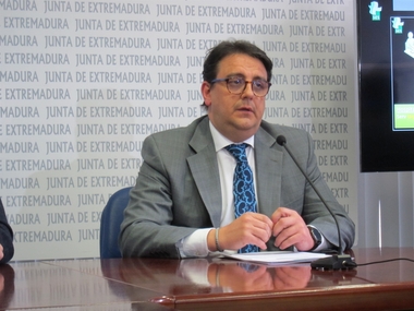 Extremadura pide a la ministra de Sanidad un calendario para cumplir el acuerdo contra la temporalidad en el empleo
