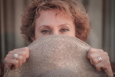 La escritora Maribel Bazaga ofrecerá un recital de poesía y música este jueves en Badajoz