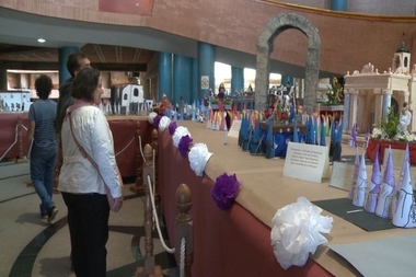 Una exposición de figuras en miniatura representa todas las cofradías y hermandades de Mérida