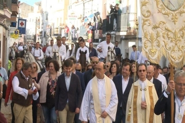 Miles de personas contemplan en Arroyo de la Luz las carreras de caballos del 'Día de la Luz'
