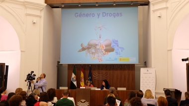 La presidenta de la Asamblea de Extremadura apuesta por restringir el acceso de los jóvenes al alcohol