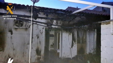 Rescatada una anciana del incendio de su vivienda en Puebla del Prior (Badajoz) provocado por una negligencia