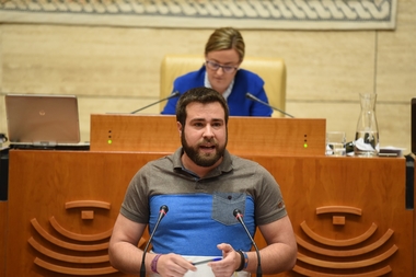 La Asamblea insta a desarrollar el sistema archivístico extremeño tras diez años pendiente y a abrir su sede en Mérida