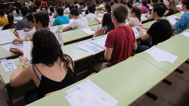 El Ministerio de Educación permitirá a las CCAA que bajen los precios de los másteres para que los igualen a los grados