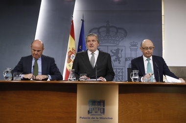 El Gobierno aprobará los impuestos 'verdes' y de bebidas azucaradas si se desvía el déficit este año